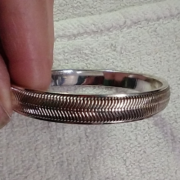 Silvertone textured bangle bracelet - Picture 4 of 4